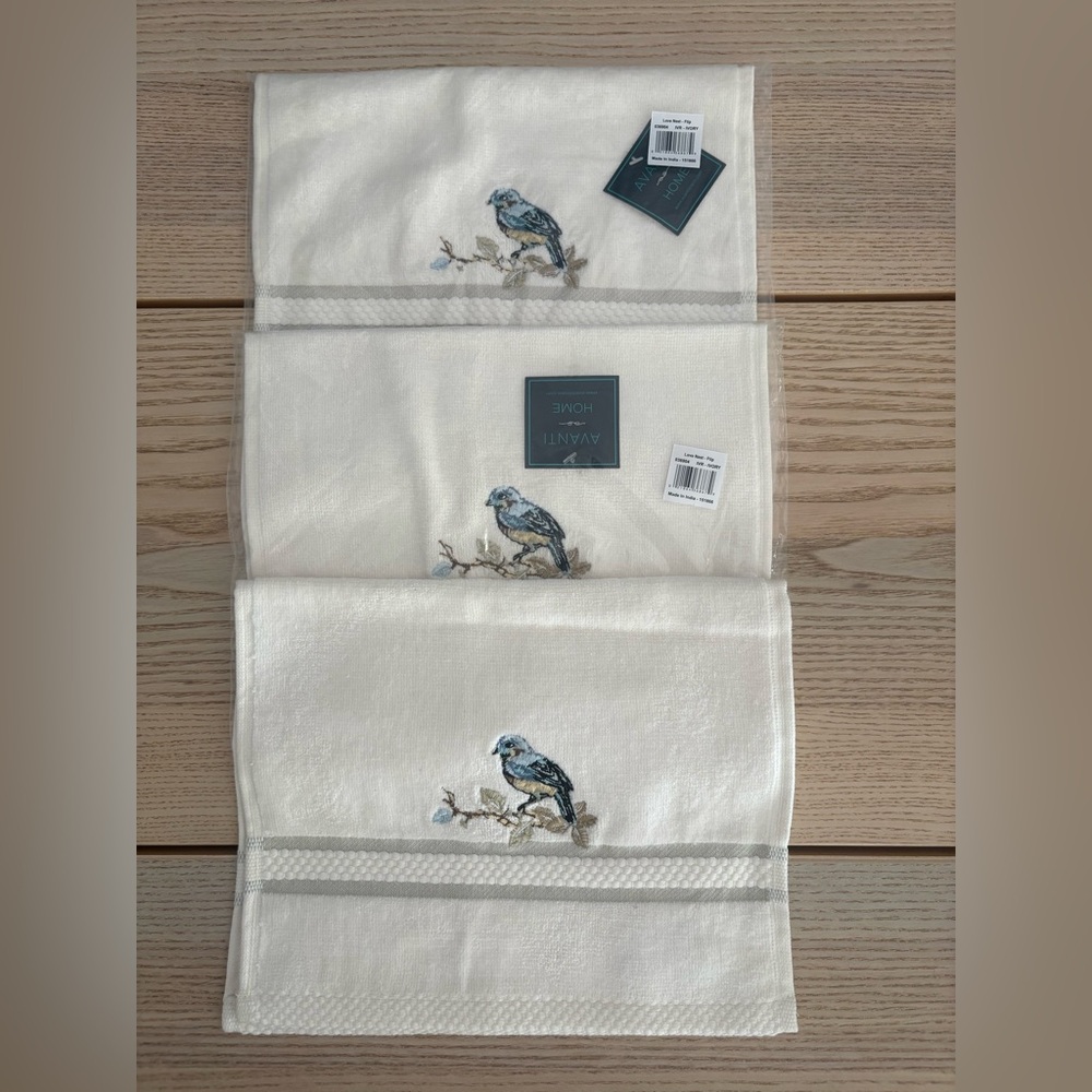 NWT Avanti Cream Finger Tip Towels w/ Bird Design. 3 come with this set.